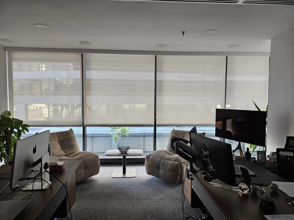 cladire office jaluzele iris concept